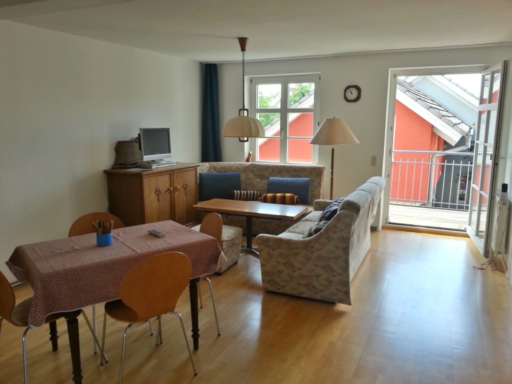 Nach Süden sterben gerichteten Fenster Lassen Viel Licht in das. weiträumige Wohnzimmer gefallen.