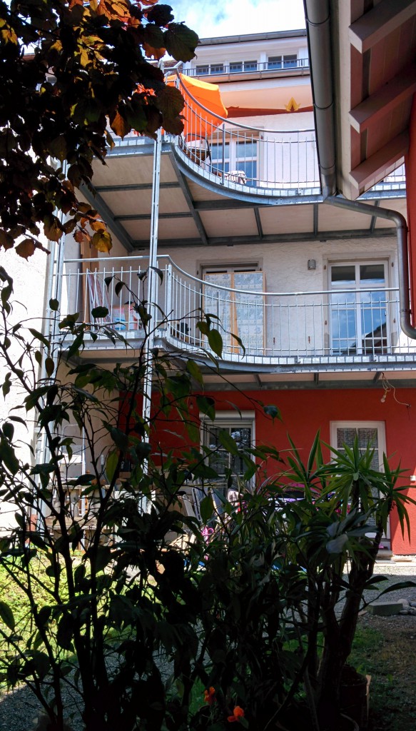Die Wohnung bietet einen Grossen Balkon mit Eckbank und Tisch Zum gemütlichen Frühstück im Freien.